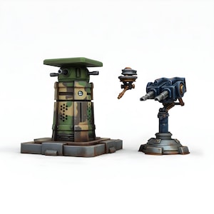 Puede incluir: Modelos militares en miniatura, que incluyen una torre con estampado de camuflaje con parte superior verde, una pequeña torreta de cañón y un cañón azul de doble cañón sobre un soporte. Estos modelos son probablemente para juegos de mesa o exhibición.