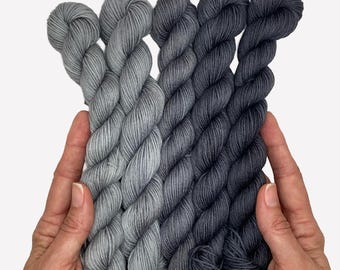 Conjunto de hilos teñidos a mano en tonos degradados: mini madejas de grosor fino / Lana degradada en plata, ceniza y pizarra, hilo de tejer teñido artesanalmente.