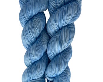 Hilo fino teñido a mano – Lana merino superwash de tono azul suave