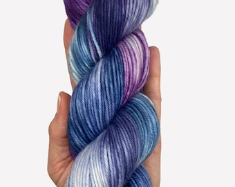 Lana merino superwash teñida a mano, grosor DK y Fingering – Tono violeta púrpura