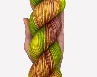 Hilo teñido a mano de grosor DK – Lana merino superwash / Hilo color ocre dorado, lana teñida artesanalmente, hilo para tejer.