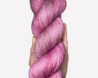 Rosa Piedra Tonal – Hilo de merino superwash de grosor DK teñido a mano