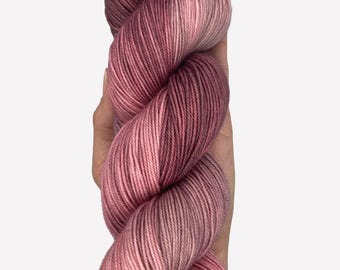 Hilo de grosor fino teñido a mano – Lana merino superwash color rosa empolvado