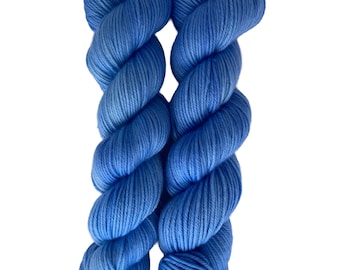 Lana merino superwash teñida a mano de grosor DK – Azul cielo tonal