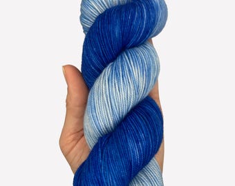 Azul corriente profundo tonal – Lana merino superwash teñida a mano, grosor fingering, hilo para calcetines