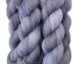 Hilo de lana merino superwash teñido a mano, de grosor fino, color gris plateado pizarra, ideal para tejer calcetines.