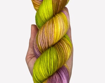 Hilo teñido a mano – Lana merino superwash, grosor fingering y DK / Tono ocre dorado, hilo suave para tejer