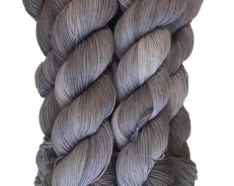 Lana merino superwash teñida a mano, de grosor fino – Gris plateado tonal