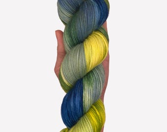 Hilo DK teñido a mano – Lana merino superwash / Hilo de tejer en tonos azul verdoso, regalo para tejedores