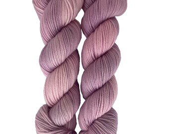 Hilo teñido a mano de grosor DK – Lana merino superwash en tono rosa rubor suave