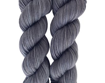 Tono gris – Lana merino superwash de grosor DK teñida a mano