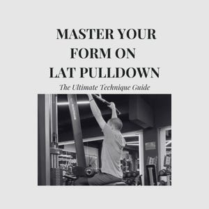 Puede incluir: Imagen en blanco y negro de una persona usando una máquina de dominadas. El texto en la parte superior dice "MASTER YOUR FORM ON LAT PULLDOWN" con el subtítulo "The Ultimate Technique Guide". La persona está sentada, tirando de la barra.