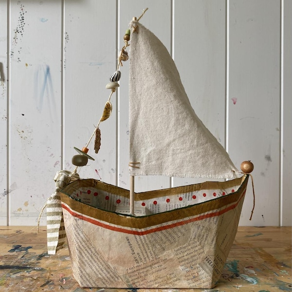 Biarritz - décoration nautique de voilier en papier mâché faite main - bateau d'art recyclé avec accents de coquillages