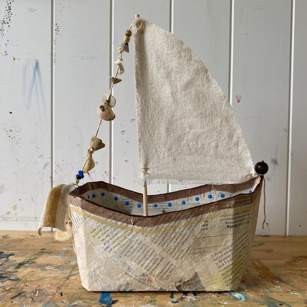Newport Beach-fabriqué sur commande-décor nautique de voilier en papier mâché fait main-bateau d'art upcyclé avec des accents de coquillages