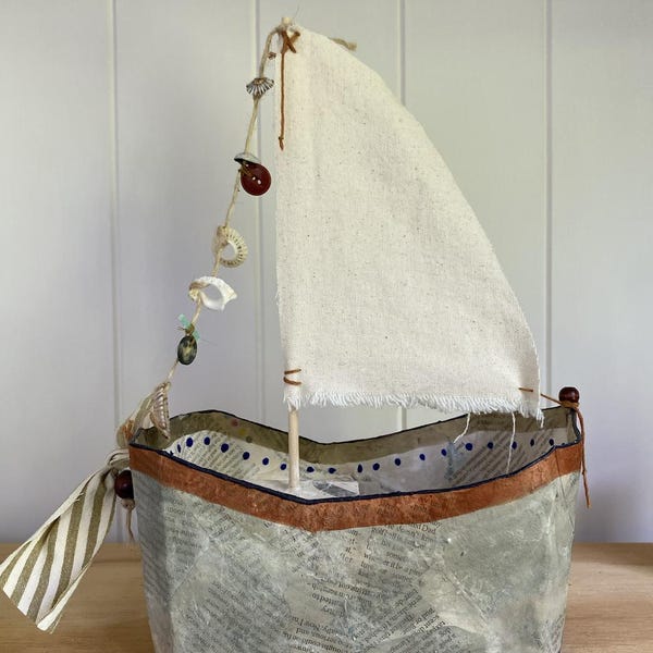 Hossegor Made to Order Paper Boat - beau voilier en papier mâché gris et bleu marine peint à la main, fabriqué avec des matériaux recyclés et de récupération
