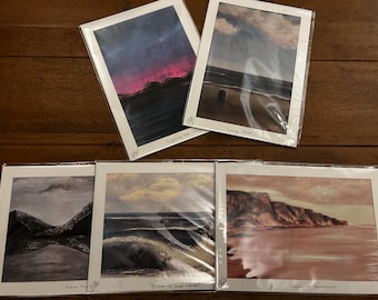 Cuadro de olas costeras, lámina montada tamaño A4, arte para pared, paisaje marino de playa, pintura de mar azul, montañas, decoración del hogar de las Tierras Altas de Escocia