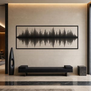 Könnte beinhalten: Ein rechteckiges Wandkunstwerk mit einer schwarzen Schallwellengrafik in einem dünnen schwarzen Rahmen. Das Design zeigt eine Reihe vertikaler Linien unterschiedlicher Höhe, die ein symmetrisches Audiofrequenzmuster auf einem hellen Hintergrund bilden.