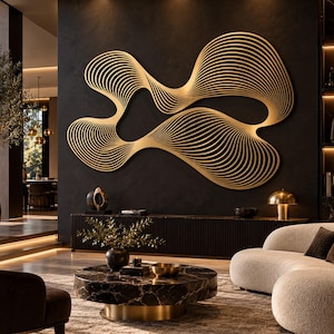 Peut inclure: Une grande sculpture murale dorée composée d'une série de lignes concentriques fluides et ondulées formant une forme organique abstraite, fixée sur un mur sombre et texturé au-dessus d'une longue console à lattes foncée.
