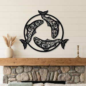 Puede incluir: Una pieza de arte mural circular de metal negro que presenta tres peces estilizados dispuestos en un patrón continuo e interconectado. El diseño incorpora intrincados detalles recortados dentro de los cuerpos de los peces.