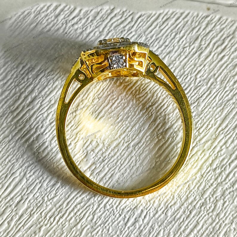 Bague ancienne opale entourage diamants sur or et platine– Galerie Pénélope