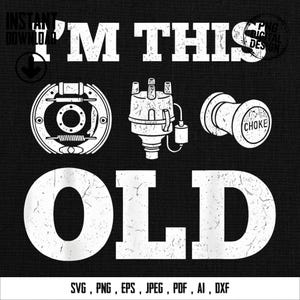 Könnte beinhalten: Schwarzes Grafikdesign mit dem Text "I'M THIS OLD" in Weiß, begleitet von Illustrationen von Autoteilen. Das Bild enthält eine Bremsbaugruppe, einen Verteiler und einen Choke. Der untere Teil des Bildes listet Dateiformate auf: SVG, PNG, EPS, JPEG, PDF, AI, DXF.