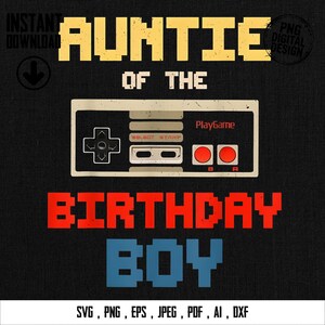 Peut inclure: Un design numérique avec le texte "AUNTIE OF THE BIRTHDAY BOY" en polices pixelisées. Un graphisme de manette de jeu rétro est centré entre le texte. Le design comprend des options de format de fichier.