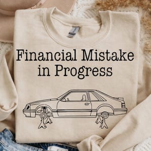 Könnte beinhalten: Rustikales Holzschild mit dem Text "Welcome to our home" in weißer Schrift. Das Schild hat eine Used-Optik und ein schlichtes, einladendes Design, ideal für eine Veranda oder einen Eingangsbereich.