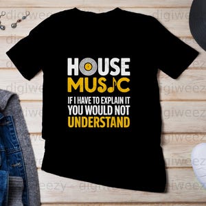 Può includere: T-shirt nero con la scritta "HOUSE MUSIC" in bianco e giallo, con una grafica di un disco in vinile. Sotto, la maglietta recita "IF I HAVE TO EXPLAIN IT YOU WOULD NOT UNDERSTAND".