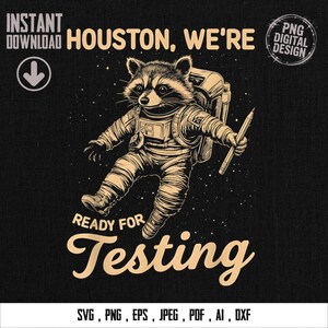 Puede incluir: Diseño digital con un mapache astronauta sosteniendo un lápiz, con el texto "Houston, We're Ready For Testing". El diseño incluye un icono de descarga y opciones de tipo de archivo.