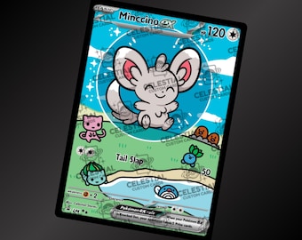 Könnte beinhalten: Eine benutzerdefinierte Pokémon-Sammelkarte mit einem Cartoon-Minccino-Charakter mit einem lächelnden Gesicht, großen Ohren und einem flauschigen Schwanz. Die Karte hat einen blau-grünen Hintergrund mit anderen Cartoon-Charakteren und dem Text "Minccino ex".