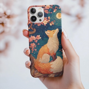 Puede incluir: Funda de teléfono con una pintura de un zorro mirando la luna. El zorro es naranja y blanco, posado en una rama con flores rosas. El fondo es un cielo nocturno azul oscuro.
