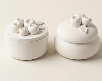 手作りの白い石膏製キャンドルホルダー：結婚式、インテリア、キャンドル作り、卸売販売に最適な、モダンなベリーモチーフのデザイン。