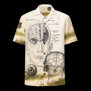 Könnte beinhalten: Ein kurzärmeliges, cremefarbenes Hemd mit Knopfleiste, das eine schwarz-weiße anatomische Illustration eines menschlichen Kopfes und Gehirns mit lateinischen Beschriftungen wie Fissura longitudinalis cerebri und Gyrus frontalis inferior zeigt.