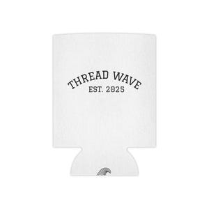 Può includere: Porta lattina bianco con la scritta "THREAD WAVE EST. 2025" in nero, arcuata nella parte superiore. Una piccola grafica a onda in basso. Progettato per mantenere fresche le bevande.