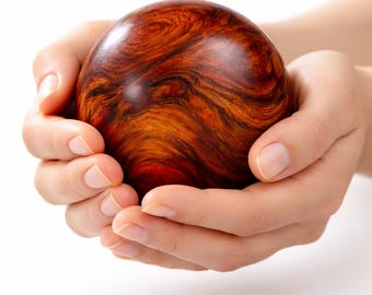 Pisapapeles esférico de palisandro hecho a mano, decoración de escritorio con forma de esfera de madera natural.