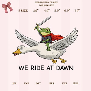 Puede incluir: Diseño de bordado para máquina con una rana de dibujos animados montada en un ganso y sosteniendo una espada. El texto "WE RIDE AT DAWN" está debajo. Tamaños de 9.9 cm a 20.1 cm de ancho.