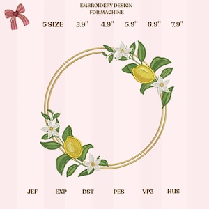 Puede incluir: Un diseño de bordado para máquina, con un doble anillo dorado adornado con limones, flores blancas y hojas verdes. Los tamaños del diseño varían de 9.9 cm a 20.1 cm. El texto "EMBROIDERY DESIGN FOR MACHINE" está en la parte superior. También está el texto "5 SIZE".