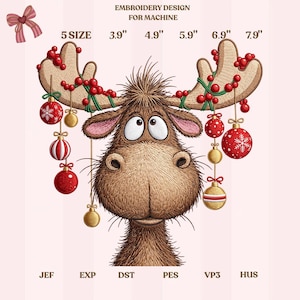Könnte beinhalten: Ein Stickmuster für Maschinen mit einem braunen Elch mit großen Augen, einem mit roten Beeren geschmückten Geweih und hängenden Weihnachtskugeln. Der Text lautet EMBROIDERY DESIGN FOR MACHINE, 5 SIZE, 3.9", 4.9", 5.9", 6.9", 7.9", JEF, EXP, DST, PES, VP3, HUS.