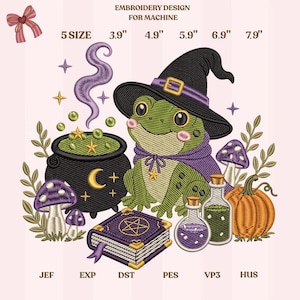 Puede incluir: Un diseño de bordado a máquina que muestra una rana verde con sombrero de bruja negro y capa morada, un caldero negro con una luna amarilla, un libro de hechizos morado con un pentagrama, dos frascos de vidrio, setas y una calabaza.