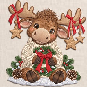 Könnte beinhalten: Eine gestickte Illustration eines braunen Elchs in einem cremefarbenen Zopfmusterpullover. Der Elch hält einen grünen Kranz mit roten Beeren und einer roten Schleife, umgeben von Tannenzweigen, Tannenzapfen und Schnee, mit Sternen am Geweih.