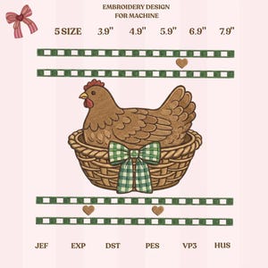 Puede incluir: Un diseño de bordado para máquina presenta una gallina marrón en una cesta tejida con un lazo a cuadros verde y blanco. El diseño incluye tamaños de 9,9 cm a 20,1 cm y el texto "EMBROIDERY DESIGN FOR MACHINE".