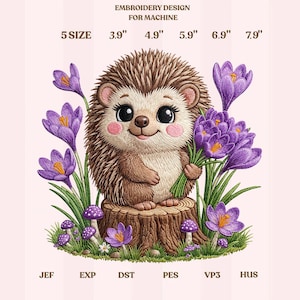 Può includere: Un disegno di ricamo per ricamatrice con un simpatico riccio che tiene fiori viola. Il disegno include il testo "EMBROIDERY DESIGN FOR MACHINE" e opzioni di dimensioni da 9.9 cm a 20.1 cm di larghezza. Il riccio è marrone con un viso marrone chiaro ed è circondato da fiori di croco viola.