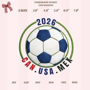 Pode incluir: Um design de bordado para máquina, com uma bola de futebol com painéis azuis e brancos, rodeada por um círculo verde. O texto "2026" está acima da bola e "CAN.USA.MEX" abaixo. Tamanhos de 9.9 cm a 20.1 cm.