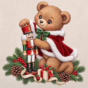 Könnte beinhalten: Ein brauner Teddybär trägt einen roten Samtumhang mit weißem Pelzbesatz und einer grünen Schleife und hält einen rot-grün-goldenen Nussknacker. Das Bild zeigt Tannenzweige, Tannenzapfen, rote Stechpalmenbeeren und ein Geschenk mit roter Schleife.