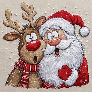 Op de afbeelding: Een borduurontwerp op lichtbeige stof met een bruin rendier met een rode neus en een rood gestreepte sjaal naast de Kerstman, die een rode muts en jas met witte bontrand draagt, omringd door witte geborduurde sneeuwvlokken.