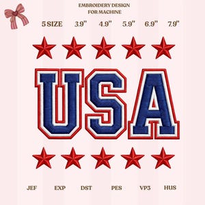 Op de afbeelding: Een borduurontwerp voor machinaal gebruik, met het woord "USA" in blauw met een witte omlijning en rode sterren. De ontwerpmaten variëren van 9,9 cm tot 20,1 cm breed. De tekst "EMBROIDERY DESIGN FOR MACHINE" staat bovenaan.