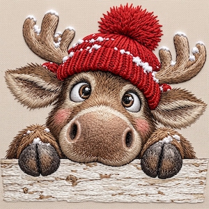 Könnte beinhalten: Eine gestickte Illustration eines braunen Rentiers mit großen Augen und rosa Wangen, das eine leuchtend rote Strickmütze mit Bommel und weißen Akzenten trägt. Das Rentier hat ein Geweih und stützt seine dunklen Hufe auf ein helles Holzbrett.