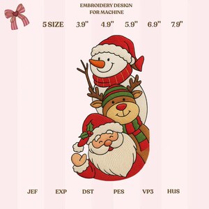 Op de afbeelding: Een borduurontwerp voor een machine toont een sneeuwpop, een rendier en de kerstman op elkaar gestapeld. Het ontwerp bevat de tekst "EMBROIDERY DESIGN FOR MACHINE" en afmetingen van 9.9 cm tot 20.1 cm. Het kleurenpalet omvat rood, wit en bruin.