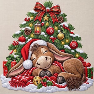 Op de afbeelding: Een decoratieve illustratie van een bruine ezel met een rode kerstmuts en sjaal, slapend onder een kerstboom versierd met rode en gouden ornamenten, een lantaarn, dennenappels en een geruite strik, geflankeerd door twee ingepakte cadeaus.