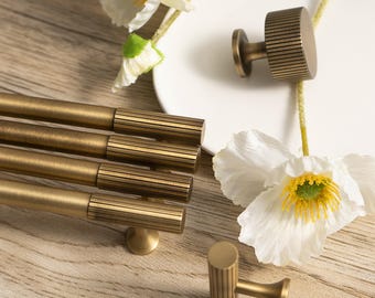 アンティーク調真鍮キャビネットハンドル/ゴールドストライプ入りソリッド真鍮ノブ/リニアローレット加工ソリッド真鍮引き出しノブ/Tバー寝室キッチン食器棚金具